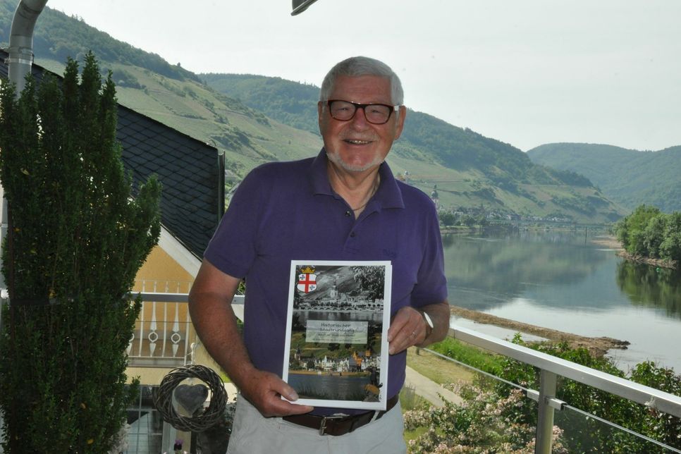 Hans Schwarz war von 2009 bis 2019 Stadtbürgermeister von Zell. Jetzt hat er seine Idee von einem historischen Stadtrundgang durch die Moselstadt als Buch veröffentlicht.