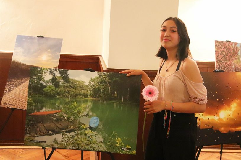 Patrisha Marx mit ihrem Foto, dass es in die Ausstellung geschafft hat.