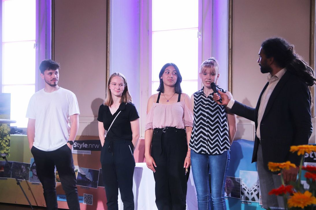 Die Jugendlichen berichteten während der Vernissage davon, wie ihre Fotos entstanden sind.