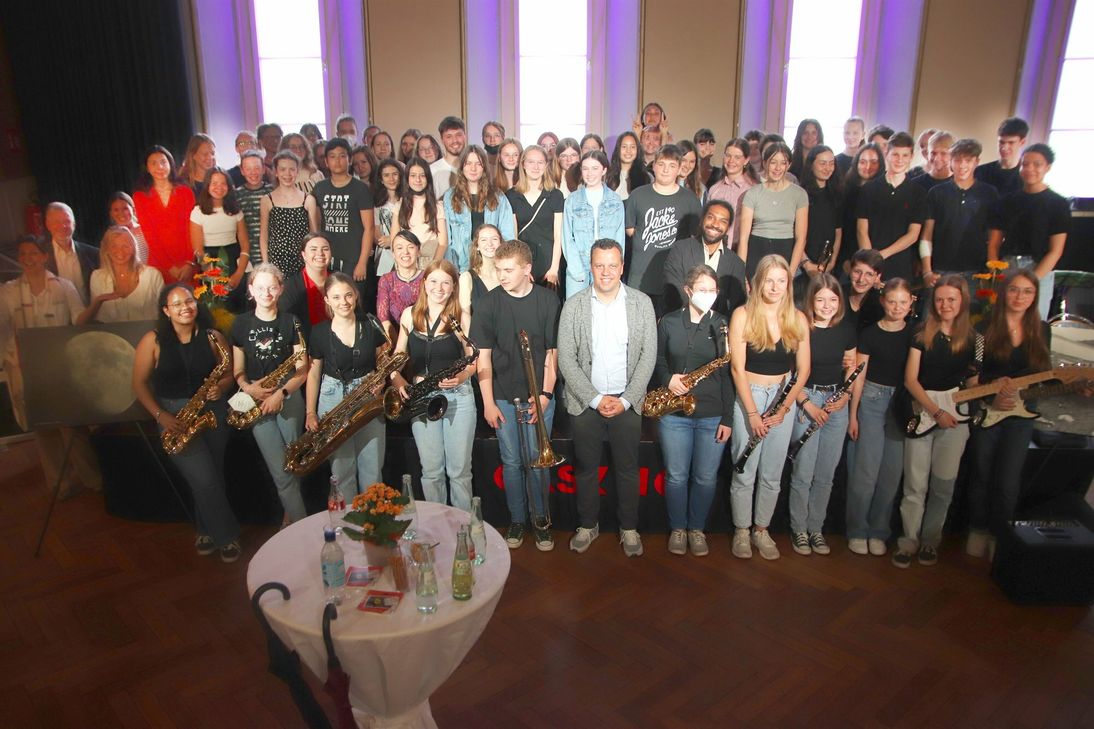 Viele der jungen Fotokünstlerinnen und -künstler waren dabei, als die Bilder der Öffentlichkeit vorgestellt wurden.