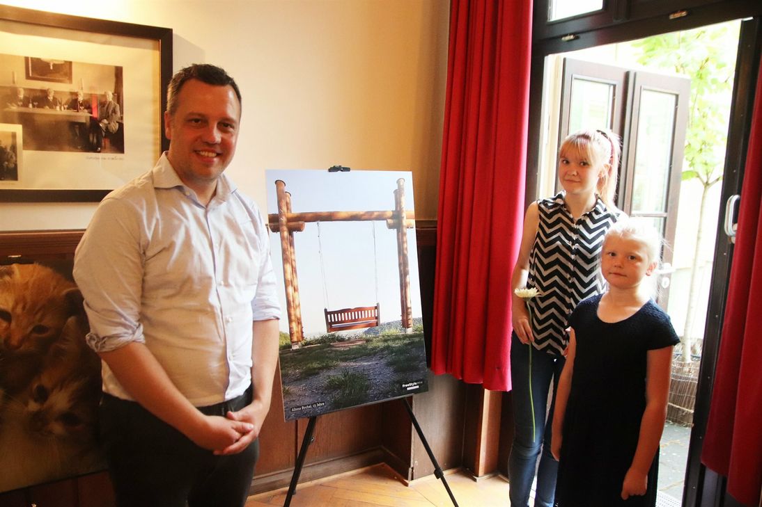 Bürgermeister Sacha Reichelt besuchte die Ausstellung und nahm die Kunstwerke der Jugendlichen in Augenschein.