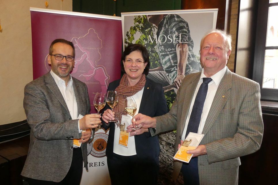 Freuen sich auf das nächste Weinforum in Trier: Jutta Schneider von der Landwirtschaftskammer sowie Vorsitzender Rolf Haxel (rechts) und Geschäftsführer Ansgar Schmitz von der Mosel-Weinwerbung. Foto: Moselwein e.V.