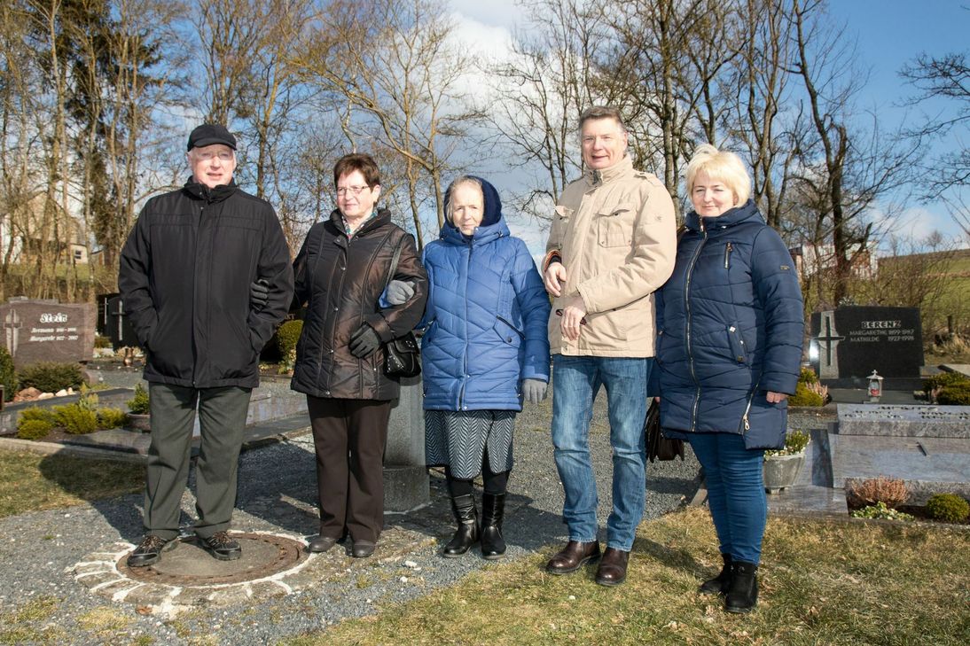Eugenia (Mitte) mit ihrer Tochter Oksana (rechts), ihren Cousins Peter (links) und Werner sowie ihrer Cousine Irene auf dem Friedhof in Gamlen. Dort ist ihr Vater 1982 beerdigt worden.