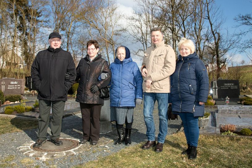 Eugenia (Mitte) mit ihrer Tochter Oksana (rechts), ihren Cousins Peter (links) und Werner sowie ihrer Cousine Irene auf dem Friedhof in Gamlen. Dort ist ihr Vater 1982 beerdigt worden.