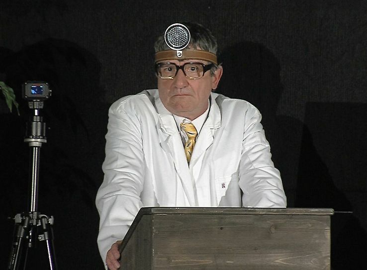 Der Schauspieler Michael Ophelders führt als Professor Max Busch durch das Programm von "Warum Heinz mit Erhardt lacht". Foto: Privat