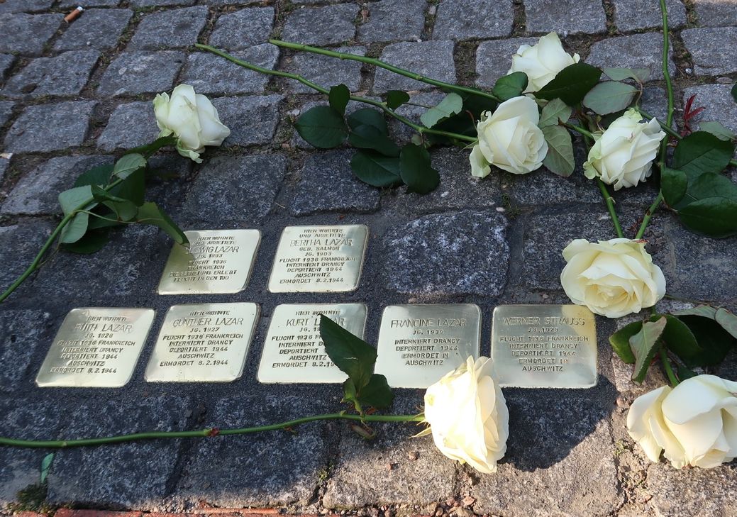 Im saarländischen Illingen liegt ein Stolperstein für den Bad Kreuznacher Werner Strauß. Die Flucht mit seinen Verwandten nach Frankreich endete mit einer Tragödie: Die Familie wurde mit Ausnahme seines Onkels 1944 deportiert und von den Nationalsozialisten in Auschwitz ermordet.