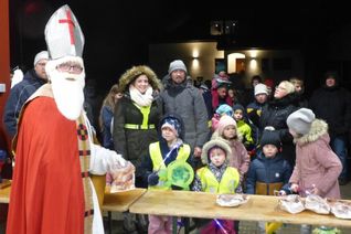 Klaus Völl lies Kinderaugen leuchten. Zum 51. Mal war er als St. Martin beim Familienfest in Rollesbroich unterwegs. Foto: Hoffmann
