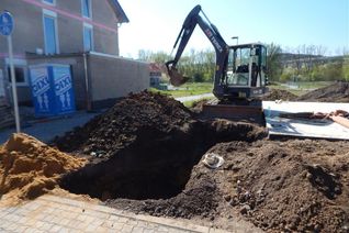 In dieser Baugrube wurde der Arbeiter verschüttet. Foto: Polizei