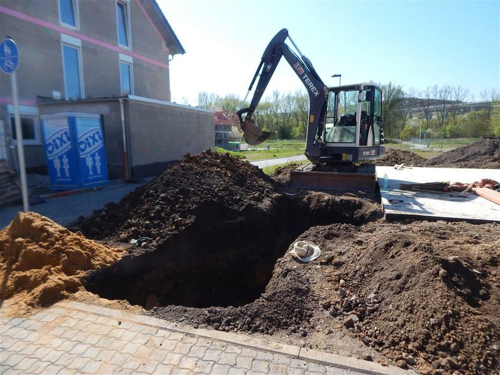 In dieser Baugrube wurde der Arbeiter verschüttet. Foto: Polizei