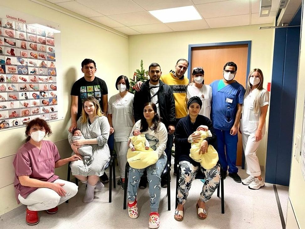 V.l.: Hebamme Simone Bremm, Familie Morgan und James Landon Ramirez mit Sohn Shawn Silverio, Krankenschwester Janita Butz, Familie Shirin Ahmad und Zennar Direki mit Sohn
Him, Familie Khabat Messto und Khaled Khaledian mit Sohn Diran, Krankenschwester Andrea Decker, Assistenzarzt Alaa Alrashid sowie Gesundheits- und Krankenpflegerin Selina Petry.