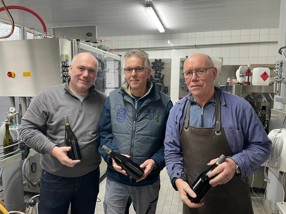 Sonntagmorgen im Weingut Basten in Ellenz-Poltersdorf: Berufskollegen halten zusammen. Ahr-Winzer Wolfgang Schulze-Icking (Mitte) mit den beiden Moselwinzern Günther und Thomas Basten. Foto: Zender