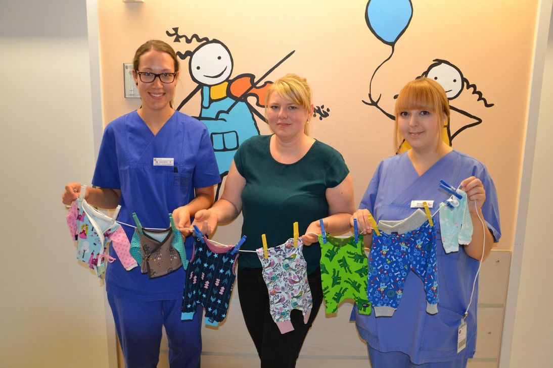 Starkes Team für die Kleinsten der Kleinen: Anna Sauer, Sandra Jüppner-Surowiec und Melanie Lenz (v.l.n.r.) nähen für die Frühstarter im Klinikum Mutterhaus. Foto: Simon Diedrich