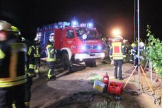 Mit einer Seilwinde konnten die Helfer den havarierten Schlepper bergen. Der Fahrer blieb unverletzt.