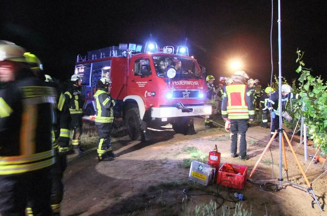 Mit einer Seilwinde konnten die Helfer den havarierten Schlepper bergen. Der Fahrer blieb unverletzt.