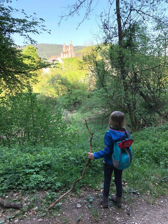Der Römerpfad bei Kordel bietet viel spannende Entdecken am Wegesrand, zum Beispiel die Burgruine Ramstein. Fotos: Neumann