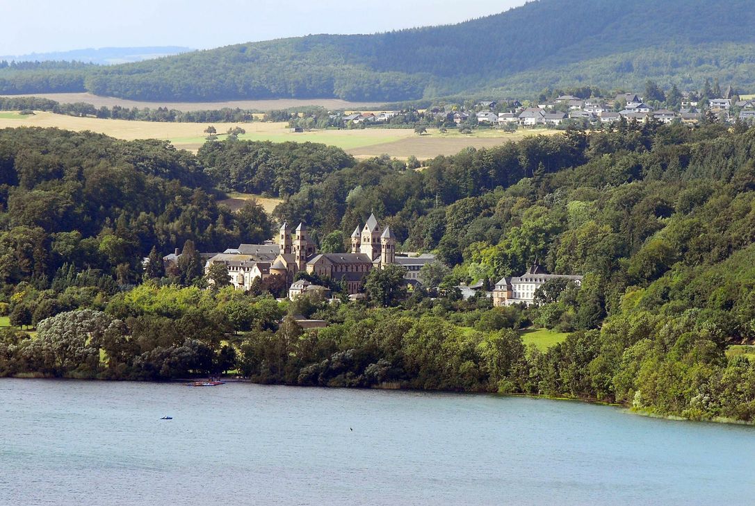 Die Benediktinerabtei Maria Laach ist ein Leuchtturm der Ferienregion Maria Laach.