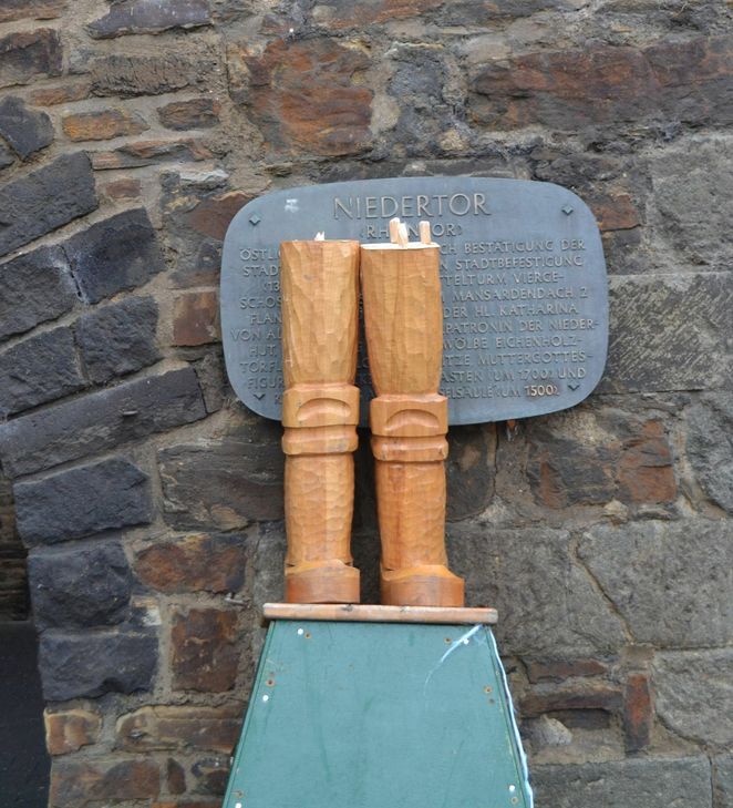 Von einem der beiden Nussknacker am Niedertor stehen momentan nur noch die Beine. Fotos: Mager