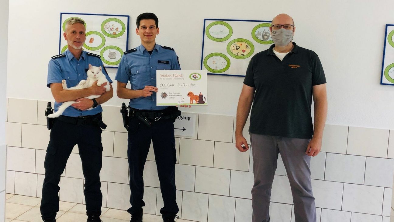 Beamte der Polizei Wittlich übergeben Herrn Kordel und Hauskatze Wanda die Spende für das Tierheim.