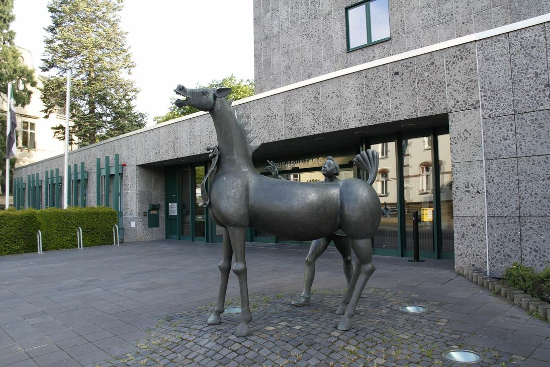 Auch der Amtsschimmel vor der Kreisverwaltung scheint lautstark zu protestieren. Foto: Archiv