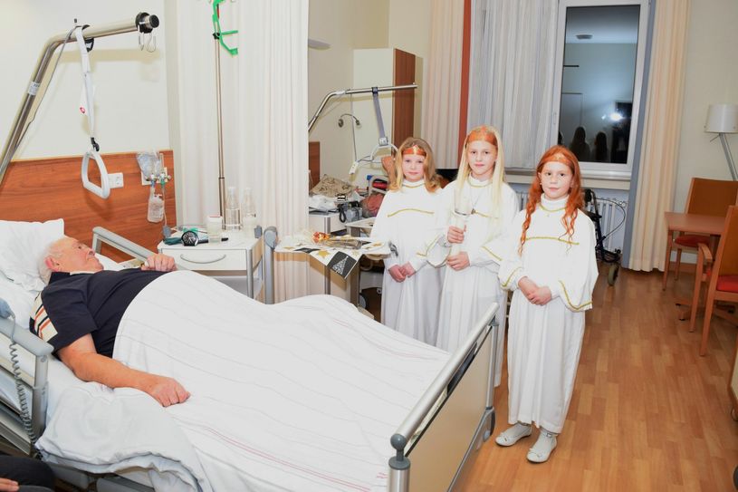 Angeführt von den drei Engelchen (v.l.) Kim Strauch, Maya Jünemann und Franziska Schwarz, und begleitet vom großen Chor und Orchester der Krankenhaus-Bediensteten wurden die Patienten in der Eifelklinik St. Brigida beschert.