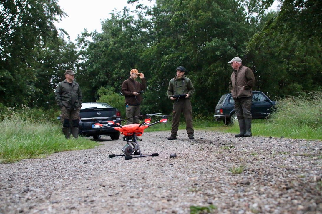 Mit dieser Drohne fliegen die Kesternicher Jäger 30 Meter hoch über das Feld, um Tiere vor dem qualvollen Tod zu bewahren.