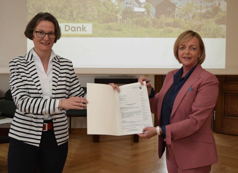 Ministerin Ina Scharrenbach überreichte zwei Förderbescheide an Bad Münstereifels Bürgermeisterin Sabine Preiser-Marian. Foto: Scholl