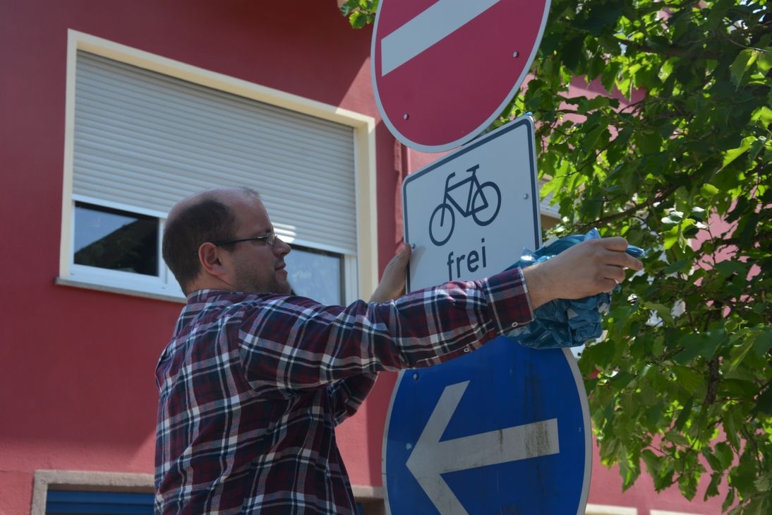 Christoph Becker, Leiter des Bauhofs der Stadt Konz, bei der Freigabe der neuen Verkehrsführung an der Brückenstraße in Konz, die seit Mai 2018 von Fahrradfahrern auch gegenläufig befahren werden darf. Foto: VG Konz