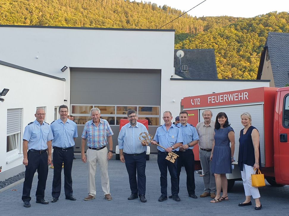 Der Pommerner Wehrführer Gerd Keller erhält von VG-Bürgermeister Wolfgang Lambertz den symbolischen Schlüssel für das neue Feuerwehrgerätehaus.