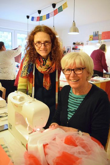 Mit der Hilfe von Regula Zell hat Gabriele Schliekmann ihr Karnevalskostüm selbst genäht. Foto: A. Breuer