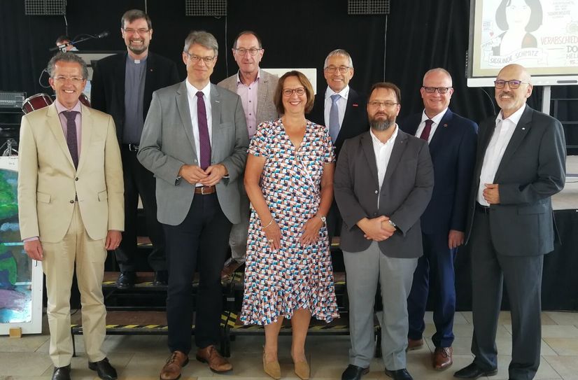 Sie alle zollten Sieglinde Schmitz Respekt im Rahmen des Festaktes (v.l.n.r.): MdL Dr. Joachim Streit, Provinzial Pater Reinhard Gesing SDB, MdB Patrick Schnieder, MdL Lothar Rommelfanger, HWK-Präsident Rudi Müller, der neue Einrichtungsleiter Benedikt Quack, Verbandsbürgermeister Michael Holstein und Wolfgang Reiland (Stiftungsrat Eduard-Puricelli-Stiftung).