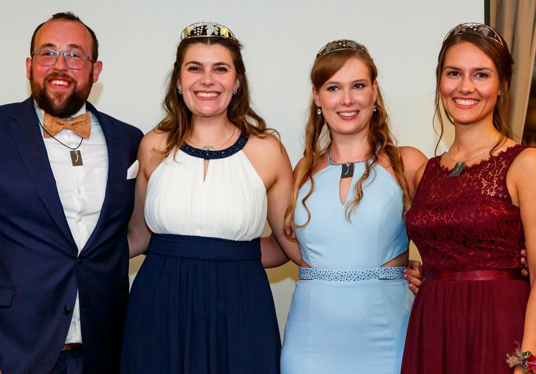 Mittelrhein-Weinkönigin Verena Schwager (2.v.l.) mit Weinprinz Gero Schüler und den Weinprinzessinnen Kira Michels und Svenja Mozian.
