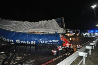 Zu einem schweren LKW Unfall kam es am Donnerstagabend gegen 18.15 Uhr auf der A 1 zwischen Nonnweiler und Hermeskeil, auf Höhe des Parkplatzes „Steiner Wald“.  Foto: Siko