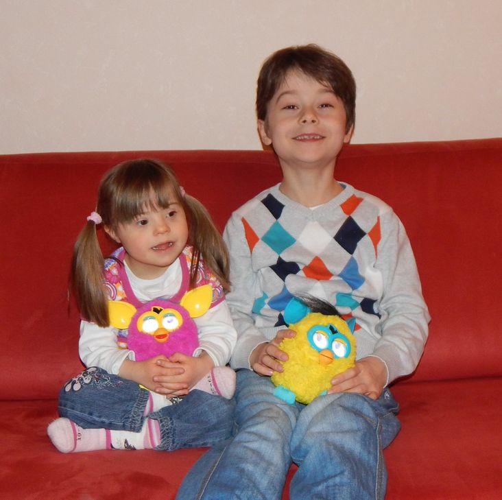 Die kleine Amelie und ihr großer Bruder Christopher: Zwei ganz normale Geschwister, die sich heute streiten und sich morgen wieder über alles lieben. Foto: Fischer