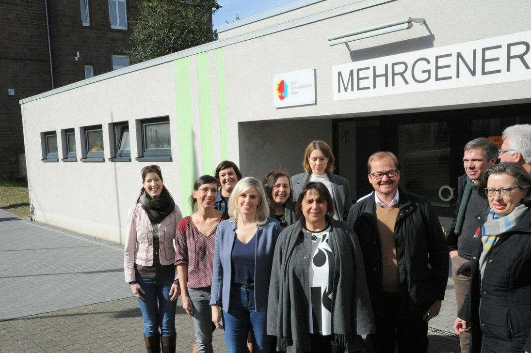 Vertreter von Partnern des Hermeskeiler Familiennetzwerks "Hafen" um Koordinatorin Karen Alt (4.v.l.) bei dem Pressetermin vor dem Hermeskeiler Mehrgenerationenhaus. Foto: Schmieder