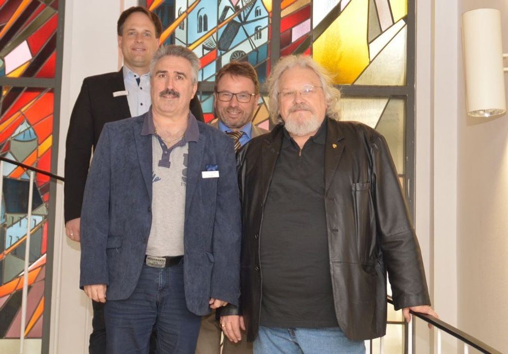 Von rechts: Dr. Bernd Oesterwind wurde von Oberbürgermeister Wolfgang Treis, dem Personalratsvorsitzenden Ralf Dietz und dem Bereichsleiter "Verwaltungssteuerung", Christoph Buttner, aus dem Dienst verabschiedet.