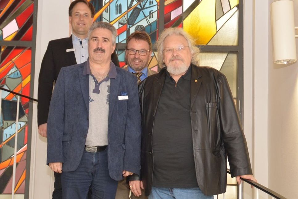 Von rechts: Dr. Bernd Oesterwind wurde von Oberbürgermeister Wolfgang Treis, dem Personalratsvorsitzenden Ralf Dietz und dem Bereichsleiter "Verwaltungssteuerung", Christoph Buttner, aus dem Dienst verabschiedet.