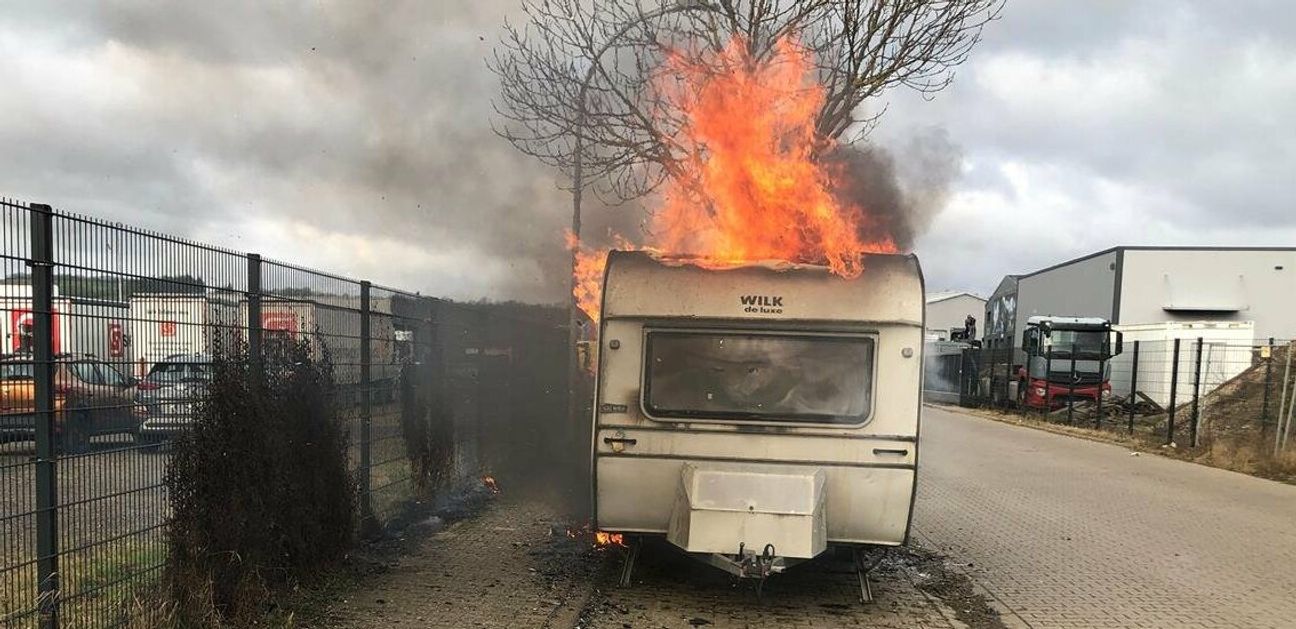Der Wohnwagen brannte völlig aus.