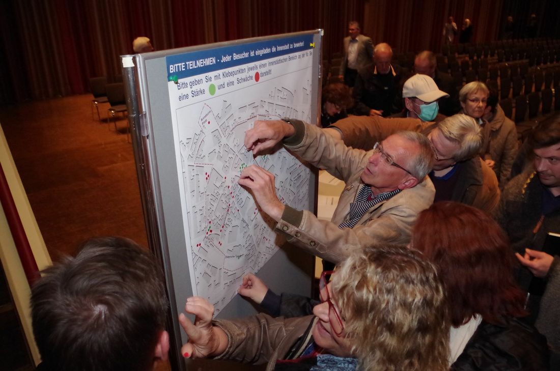 Mit Punkten markierten die Bürger positive und negative Orte auf dem Stadtplan. Foto: Mager