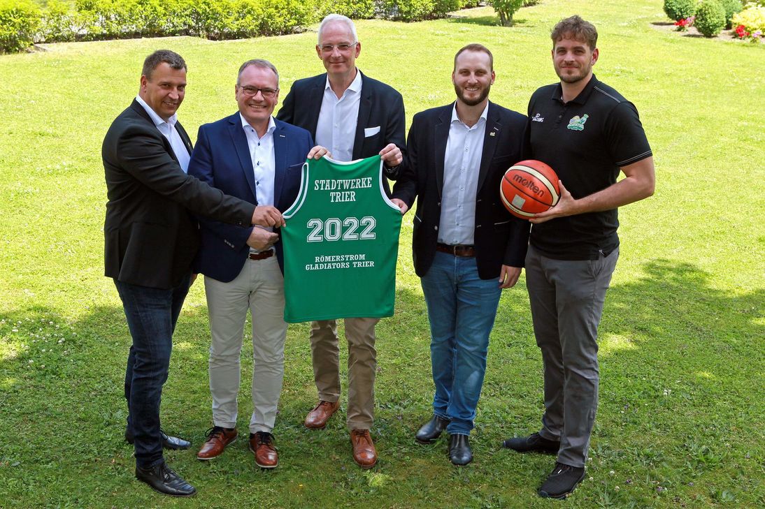 Freuen sich über die weitere Zusammenarbeit (v.l.): Achim Schmitz (Geschäftsführer Gladiators Trier), Arndt Müller (SWT-Vorstand), Wolfram Leibe (Oberbürgermeister der Stadt Trier), Andre Ewertz (Manager RÖMERSTROM Gladiators Trier), Kilian Dietz (Spieler Gladiators Trier). Foto: Verein