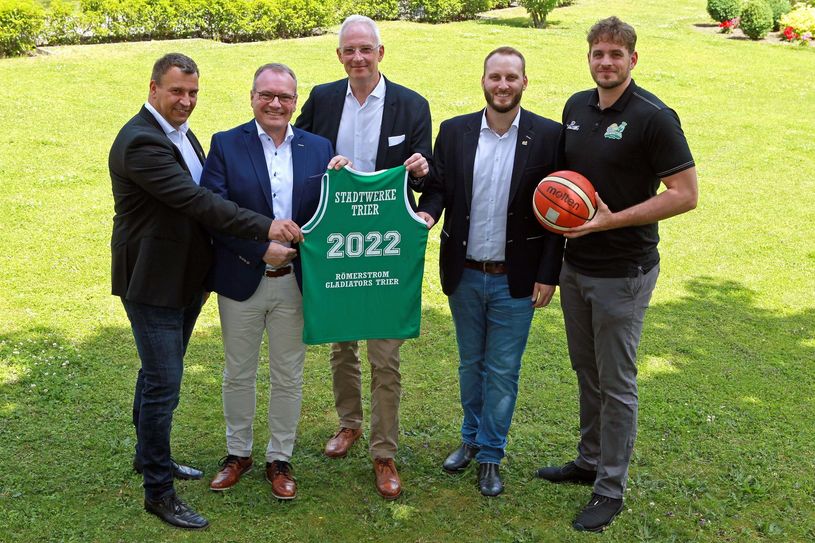 Freuen sich über die weitere Zusammenarbeit (v.l.): Achim Schmitz (Geschäftsführer Gladiators Trier), Arndt Müller (SWT-Vorstand), Wolfram Leibe (Oberbürgermeister der Stadt Trier), Andre Ewertz (Manager RÖMERSTROM Gladiators Trier), Kilian Dietz (Spieler Gladiators Trier).  Foto: Verein