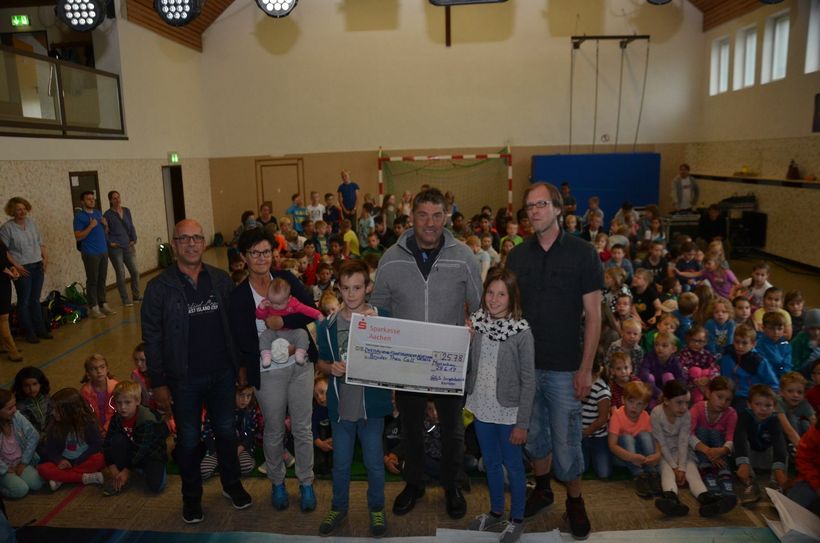 Vertreter des Fördervereins »Bruder Theo Call« nahmen die erlaufenen 2578 Euro von den Grundschülern aus Konzen und Imgenbroich entgegen.