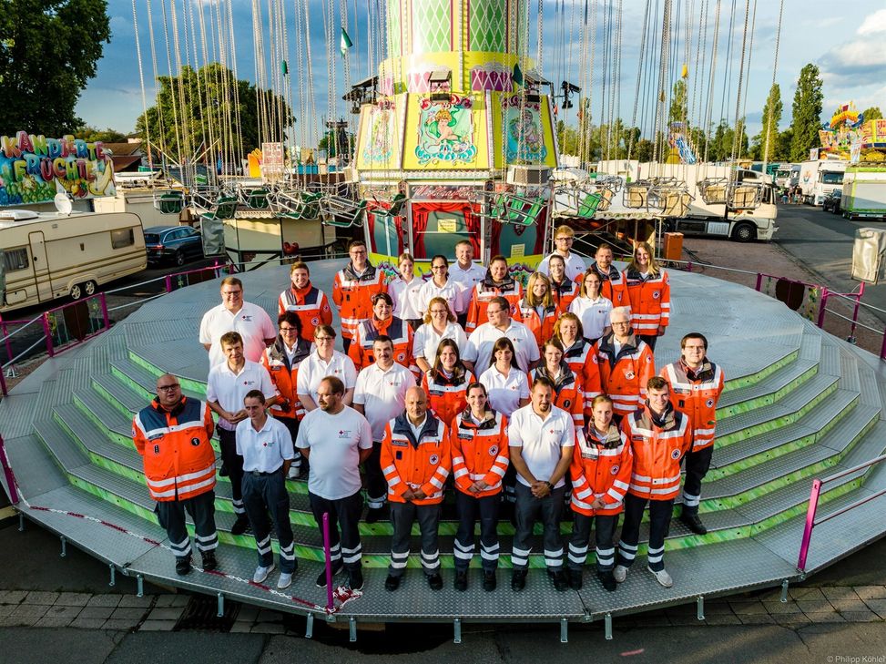 Mit insgesamt 60 ehrenamtlichen Helferinnen und Helfern ist das DRK auf dem Jahrmarkt im Einsatz.