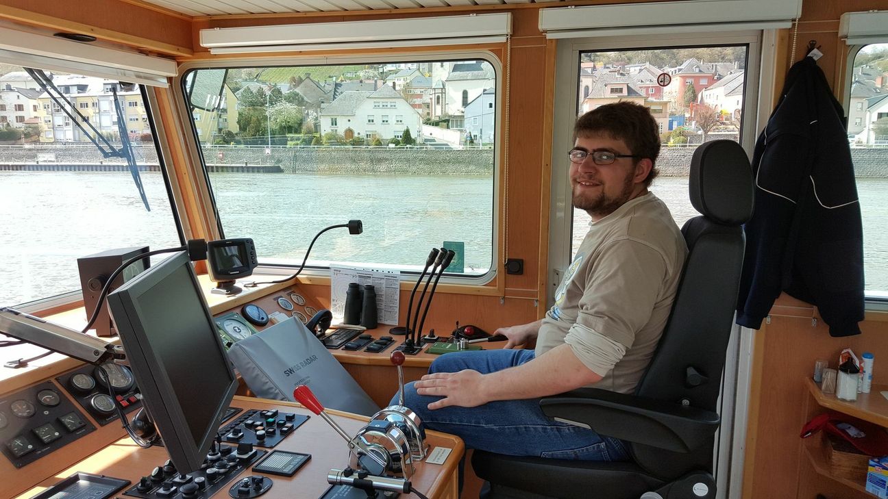Rafael will alles – und bekommt alles: auf der Mosel fahren und trotzdem abends im eigenen Bett schlafen – funktioniert! Foto: Ralf Fritz