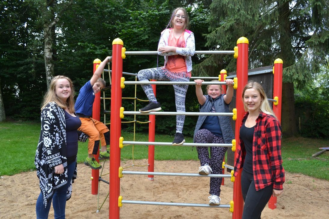 Jannika Masloh (l.) und Christina Schüler leiten den Ferienspaß, der im Pfarrheim in Strauch über zwei Wochen stattfindet. Fotos: Nolden