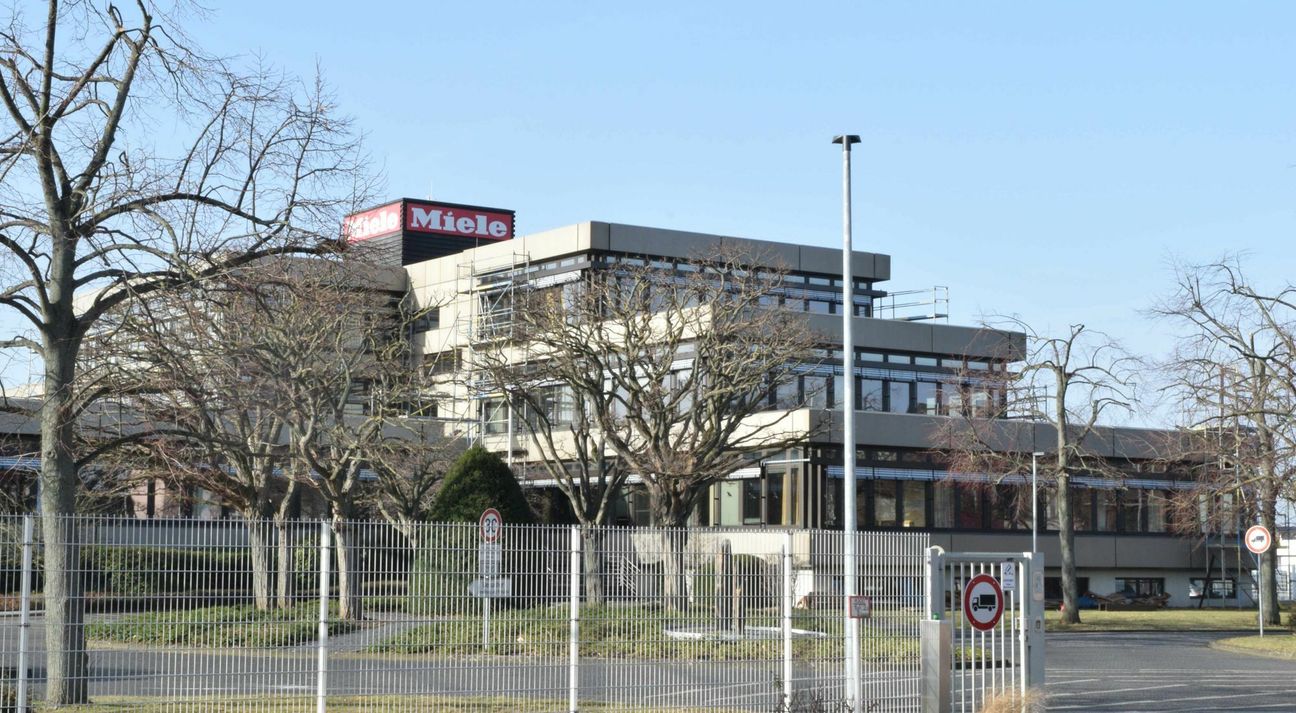 Neben dem Meile Werk in Euskirchen (hier ist die Verwaltung zu sehen) müssen weitere Werke in Deutschland die Produktion runterfahren. Symbolfoto: Scholl
