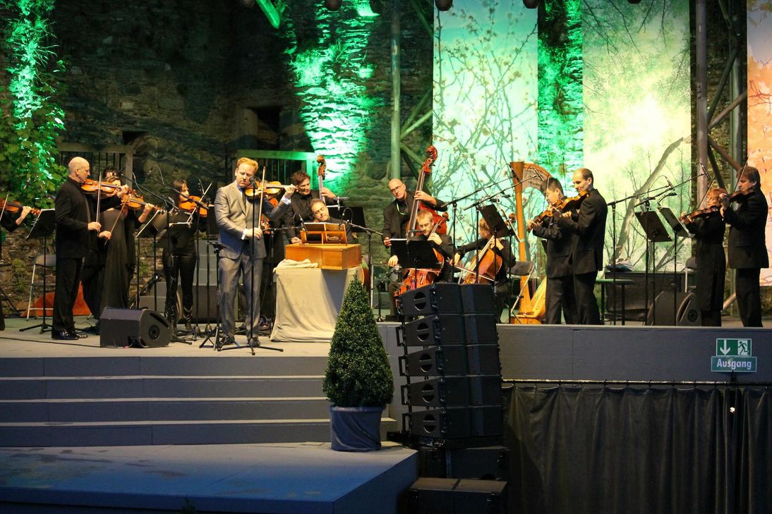 Das Publikum feierte den Virtuosen und seine Mitstreiter an den Notenpulten des Orchesters für ihre strahlende Leistungen mit herzlichem Applaus.