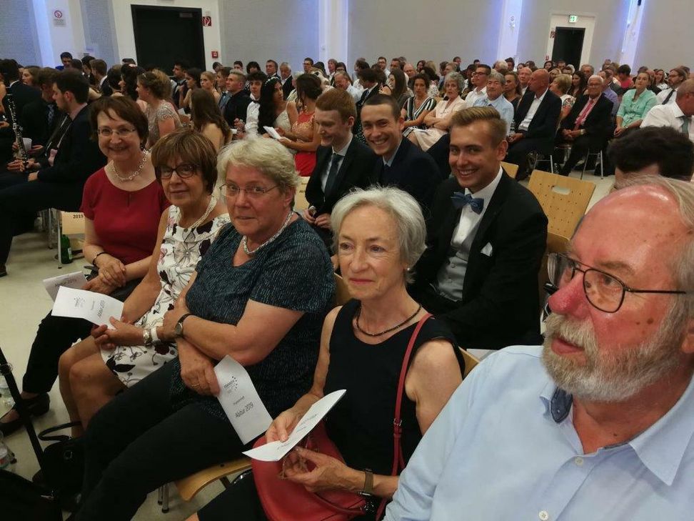 Einige der „Goldabiturienten“ bei der aktuellen Abi-Feier des Franken-Gymnasium. Foto: privat