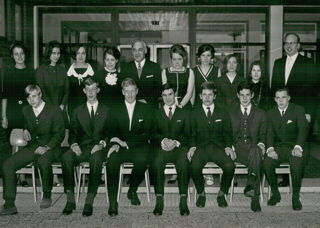Sie waren die ersten, die in Zülpich das Abitur machten. Die Abschlussklasse von  1969 mit dem Klassenlehrer  Hans-Helmut Wiskirchen (re.)Foto: privat