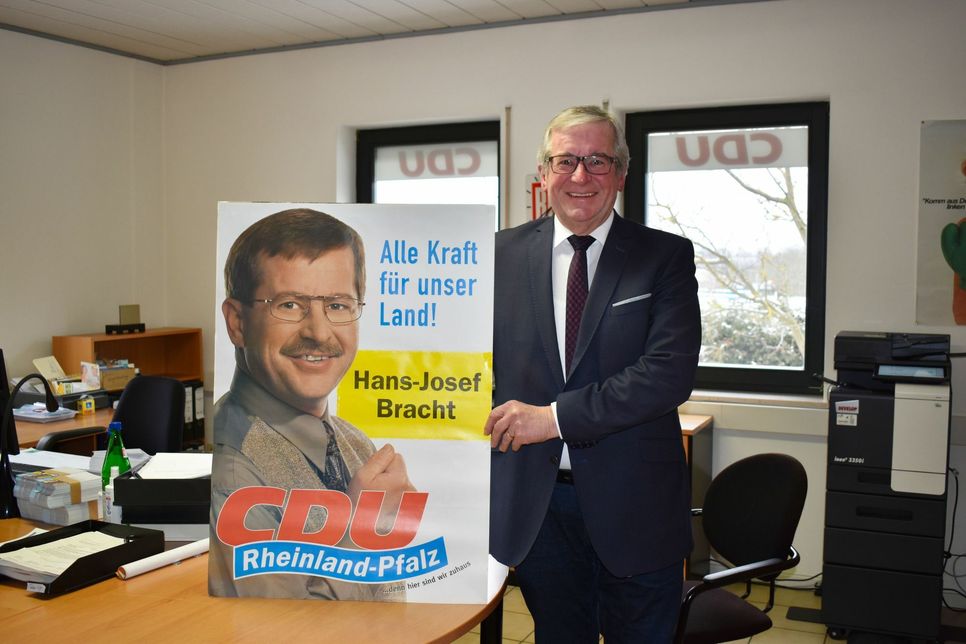 Landtagsvizepräsident Hans-Josef Bracht mit dem ersten Wahlplakat für die Landtagswahl 1996. Nach 25 Jahren im Landtag tritt er nicht mehr an. (Foto: Bender)