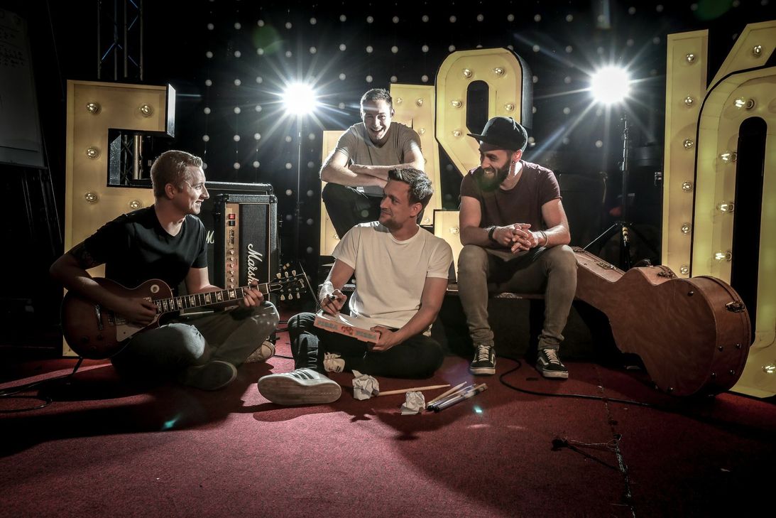 Am Montagabend unterhält die Band "F!asko" die Besucher mit kölscher Musik. Foto: Monsterpics